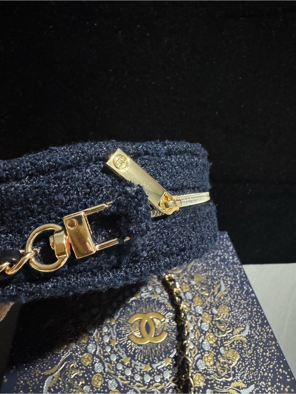 Chanel Beauté Round Navy Holiday edition GWP upgraded with Chain Crossbody Bag - Picture 3 of 11